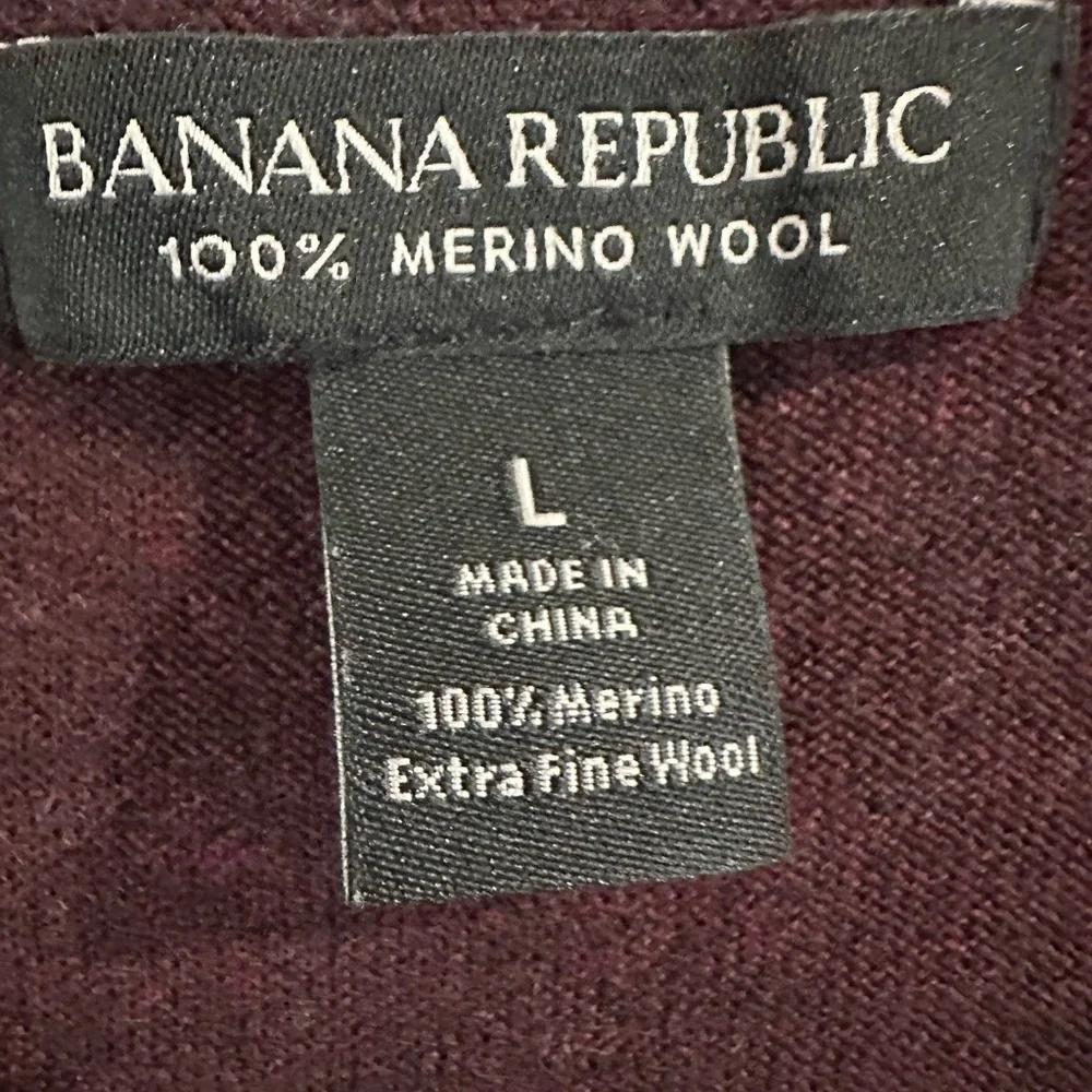Banana Republic Men’s Merino Wool V-Neck Sweater in Crimson, L